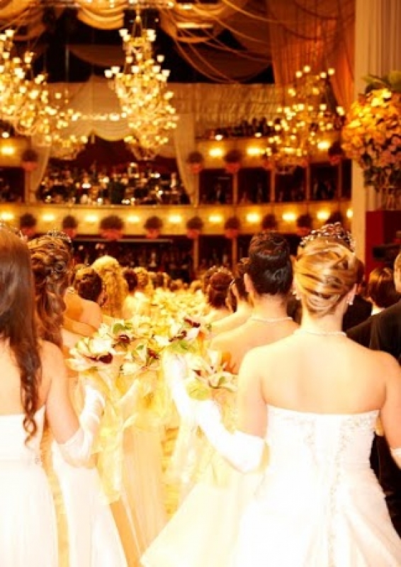 Robe blanche de princesse pour dress-code au Bal Opéra de Vienne