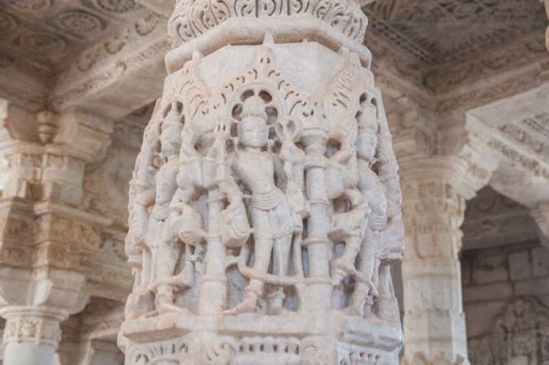 La pierre blanche est sculptée de manière fascinante à Ranakpur en Inde