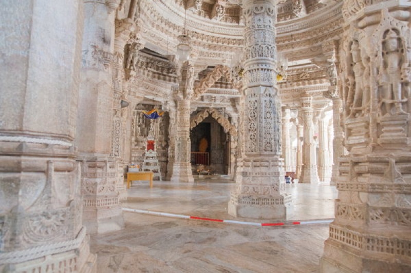 L'intérieur de Ranakpur Inde est hyper travaillé, sculpté