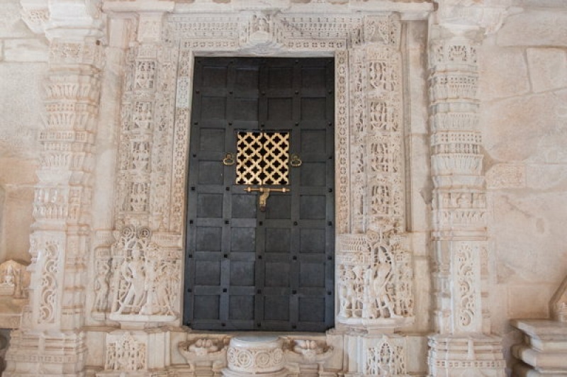 Une des portes à Ranakpur Inde