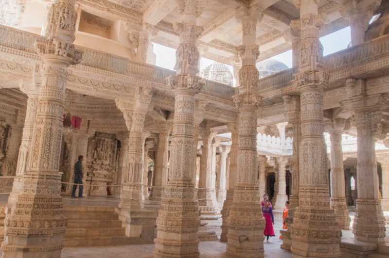 Les colonnes centrales à Ranakpur Inde