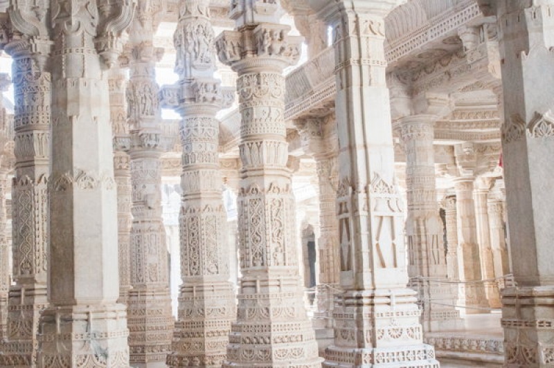 Un nombre impressionnant de colonnes à Ranakpur Inde