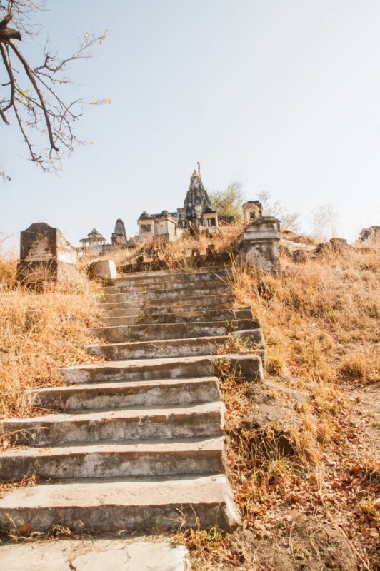 Le chemin vers un autre temple de Ranakpur en Inde