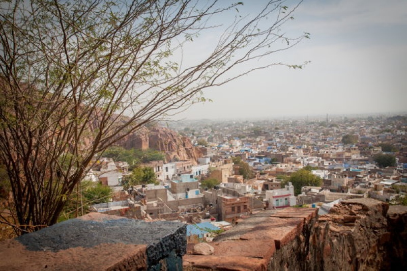 Vue panoramique sur la route vers le fort de Jodhpur