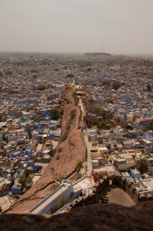 Un bras de terre sépare les quartiers de Jodhpur en Inde