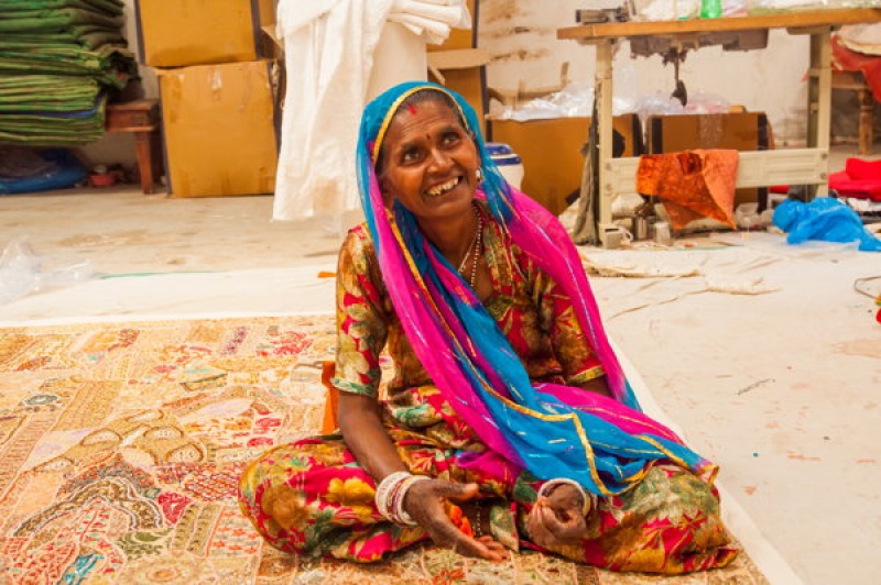 Dans les ateliers de tissage, un regard pénétrant en Inde