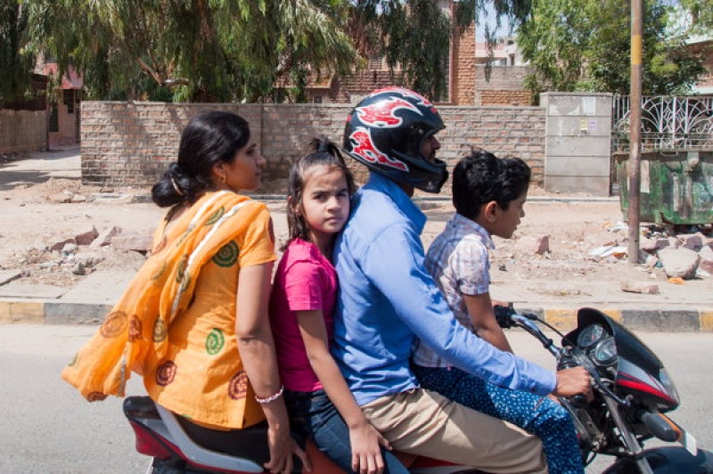 4 personnes sur une moto en Inde. Qui dit mieux ?