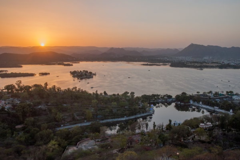 Le lac d'Udaipur au coucher de soleil en Inde