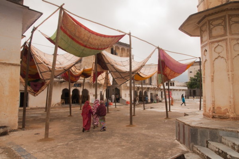 De grandes toiles flottent au vent pour protéger des chaleurs en Inde Pushkar
