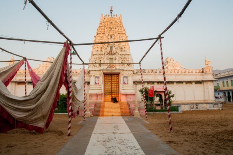 Entrer dans un temple à Pushkar en Inde