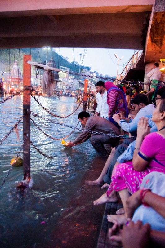 On jette un bouquet de fleur sur le Gange pour faire une prière à Haridwar en Inde