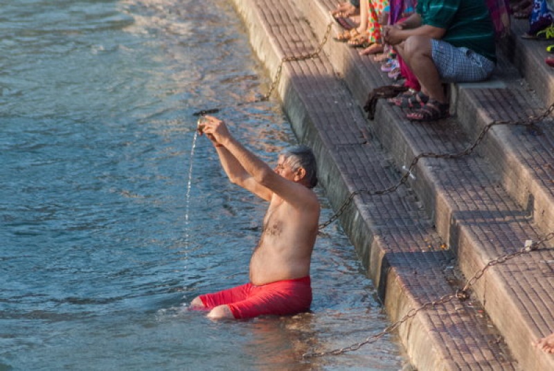 Les hommes se purifient en Inde en se baignant dans le Gange à Haridwar en Inde