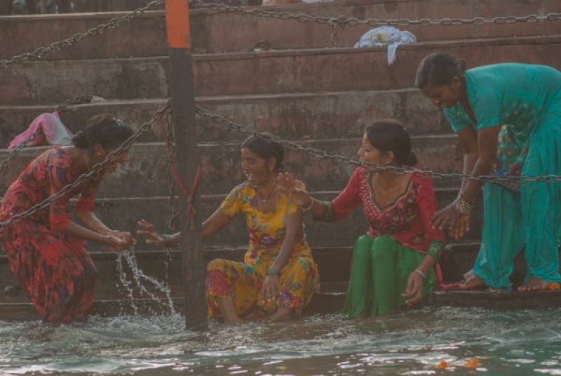 Les femmes se purifient dans le Gange en Inde à Haridwar