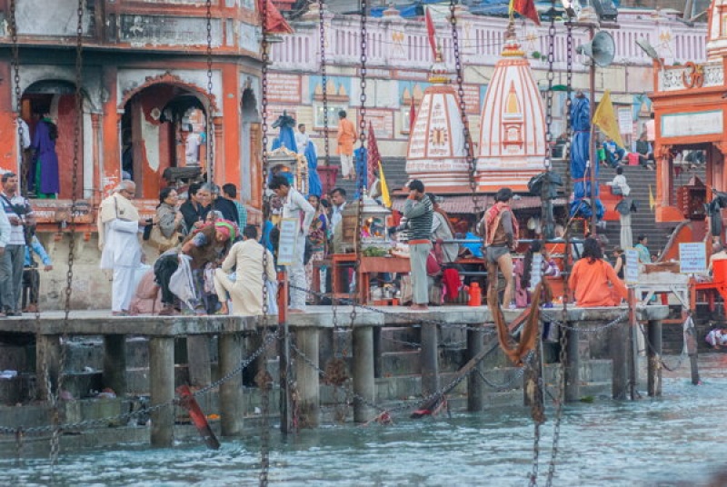Beaucoup de monde sur les ghats le long du Gange en Inde à Haridwar