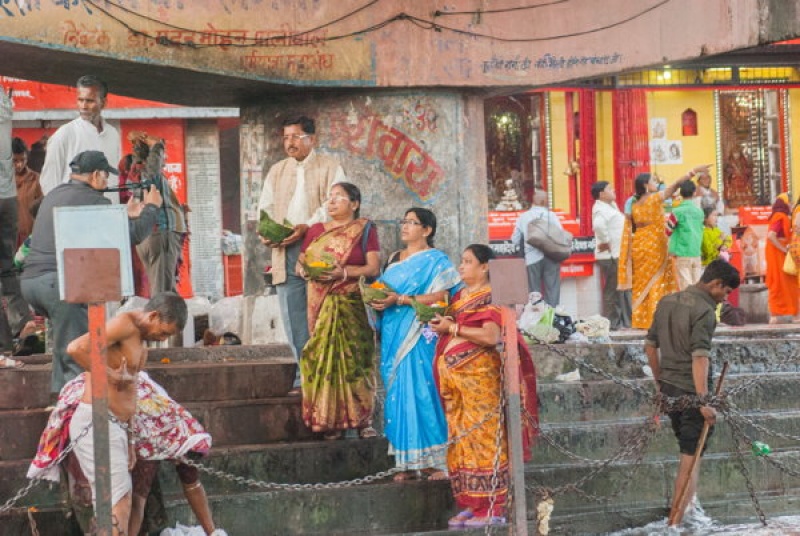 Les saris sont de sortie pour la cérémonie des fleurs à Haridwar en Inde