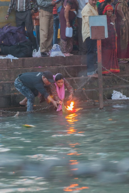 Bougies, fleurs pour faire des prières à Haridwar en Inde