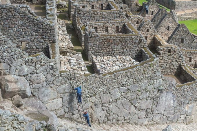 Les pierres sont parfaitement alignées, mais les travaux se poursuivent au Machu Picchu.