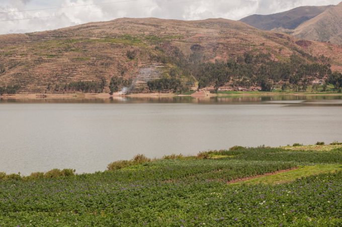 Calme et beauté de la pureté d'un paysage dans la vallée sacrée au Pérou