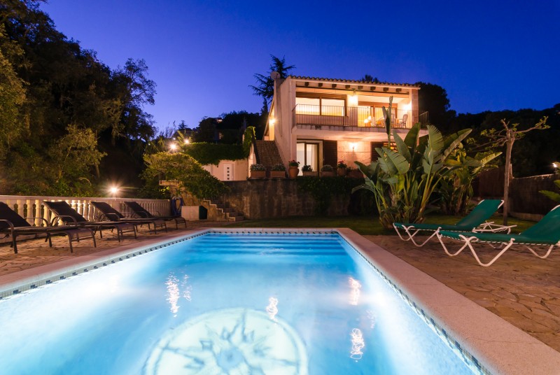 Profiter de la piscine même de nuit, c'est possible avec les villas luxueuses de Villamar