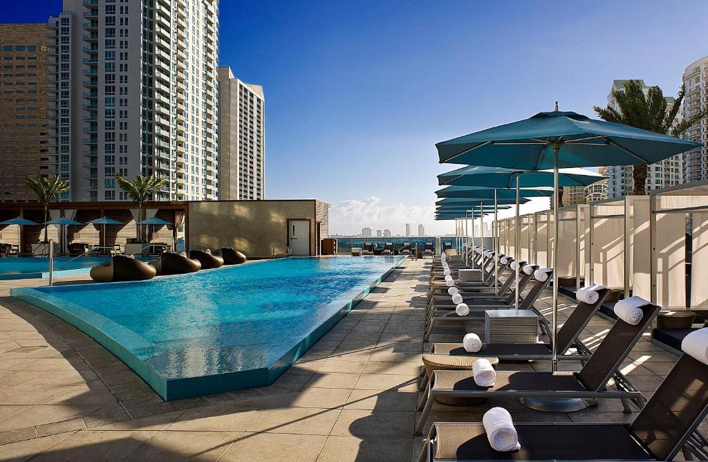 piscine extérieure kimpton epic hotel miami