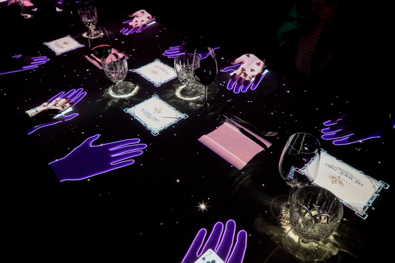 tables illuminées lors du dîner immersif Château Frontenac