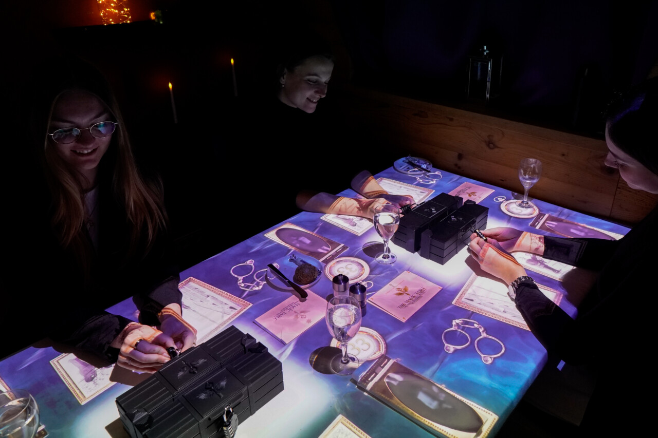projection 3D sur les tables du dîner immersif Québec