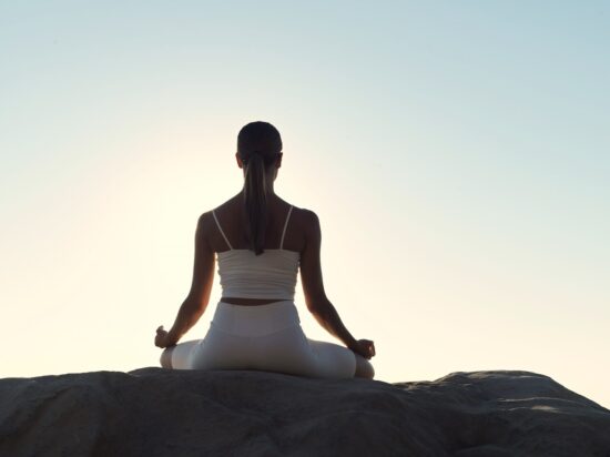 yoga matinal au lever du soleil