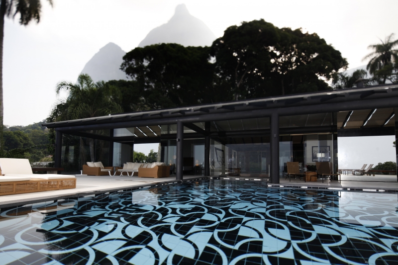 La belle piscine au Brésil d'une villa de luxe