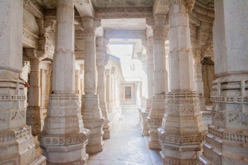 Pas de toit dans ce temple à Ranakpur en Inde